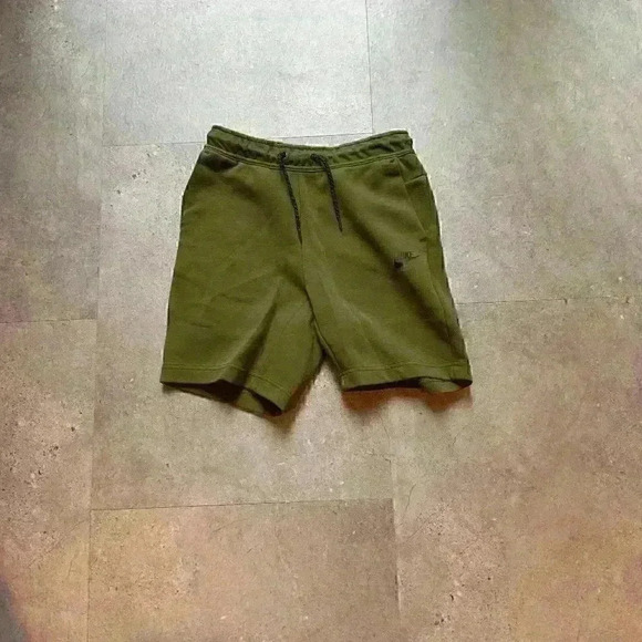 NIKE Tech Shorts Size Small Like New - Picture 1 of 1